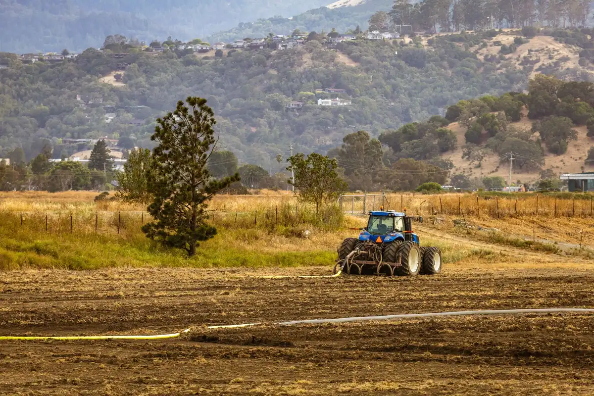 Tracteur labourant un champ agricole intensif